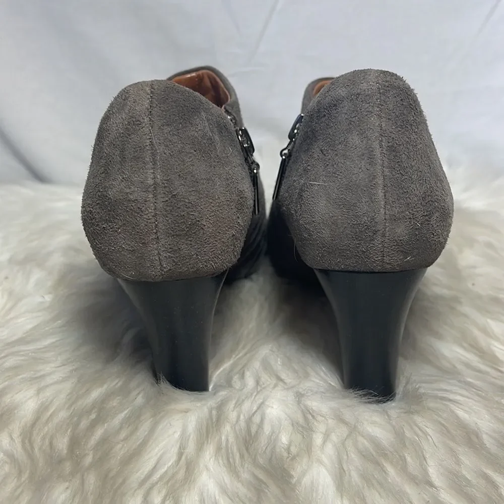 Clark's Artisan‎ Society Gown II Pleated Brown Suede Zip Heels Sz 7.5